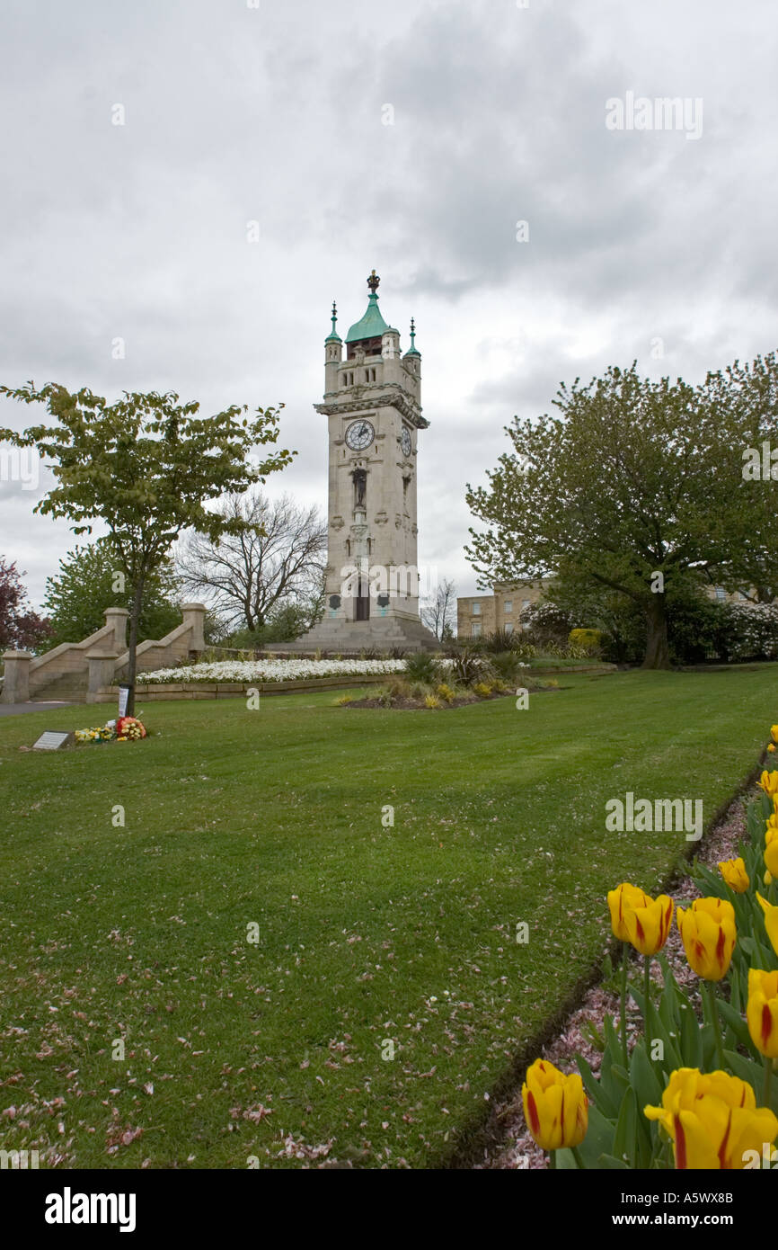 Whitehead Memorial Clock Tower et jardins à Bury lancashire royaume-uni Banque D'Images