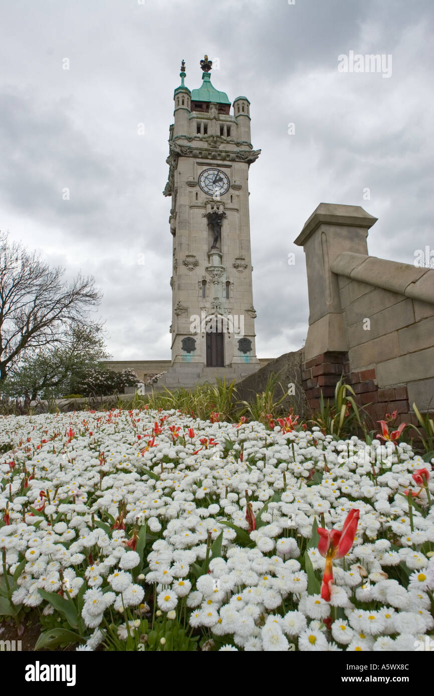 Whitehead Memorial Clock tour avec jardins en fleur, forground fleurs blanches à bury lancashire royaume-uni Banque D'Images