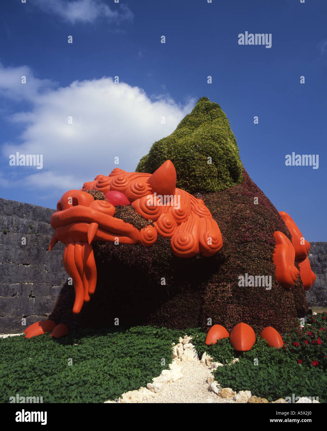 Château de Shuri, Okinawa, Japon site du patrimoine mondial de l'UNESCO. Sculpture de shisa festvial de fleurs Banque D'Images