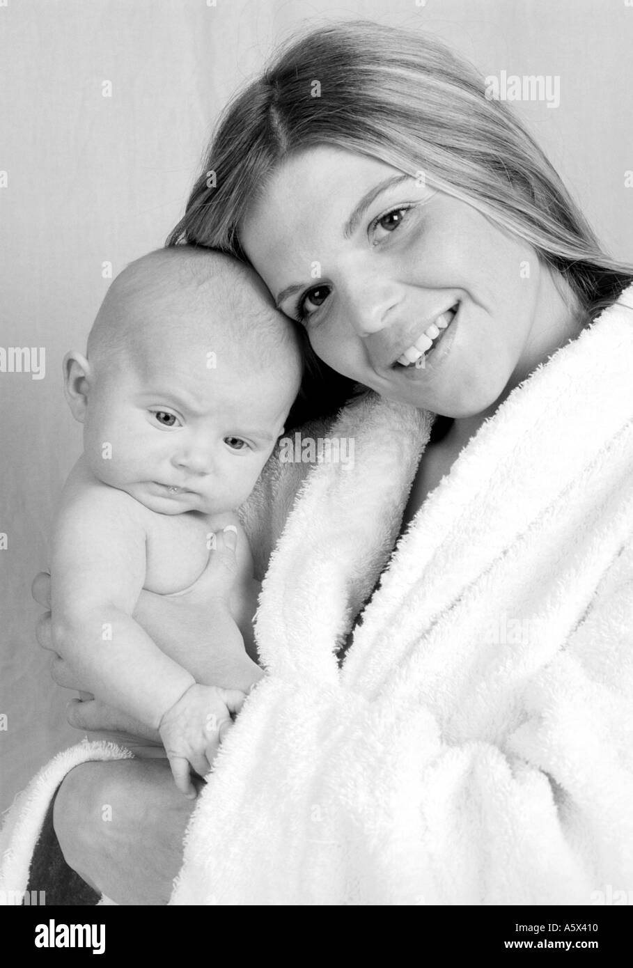 Portrait monochrome d'une mère et son bébé Banque D'Images