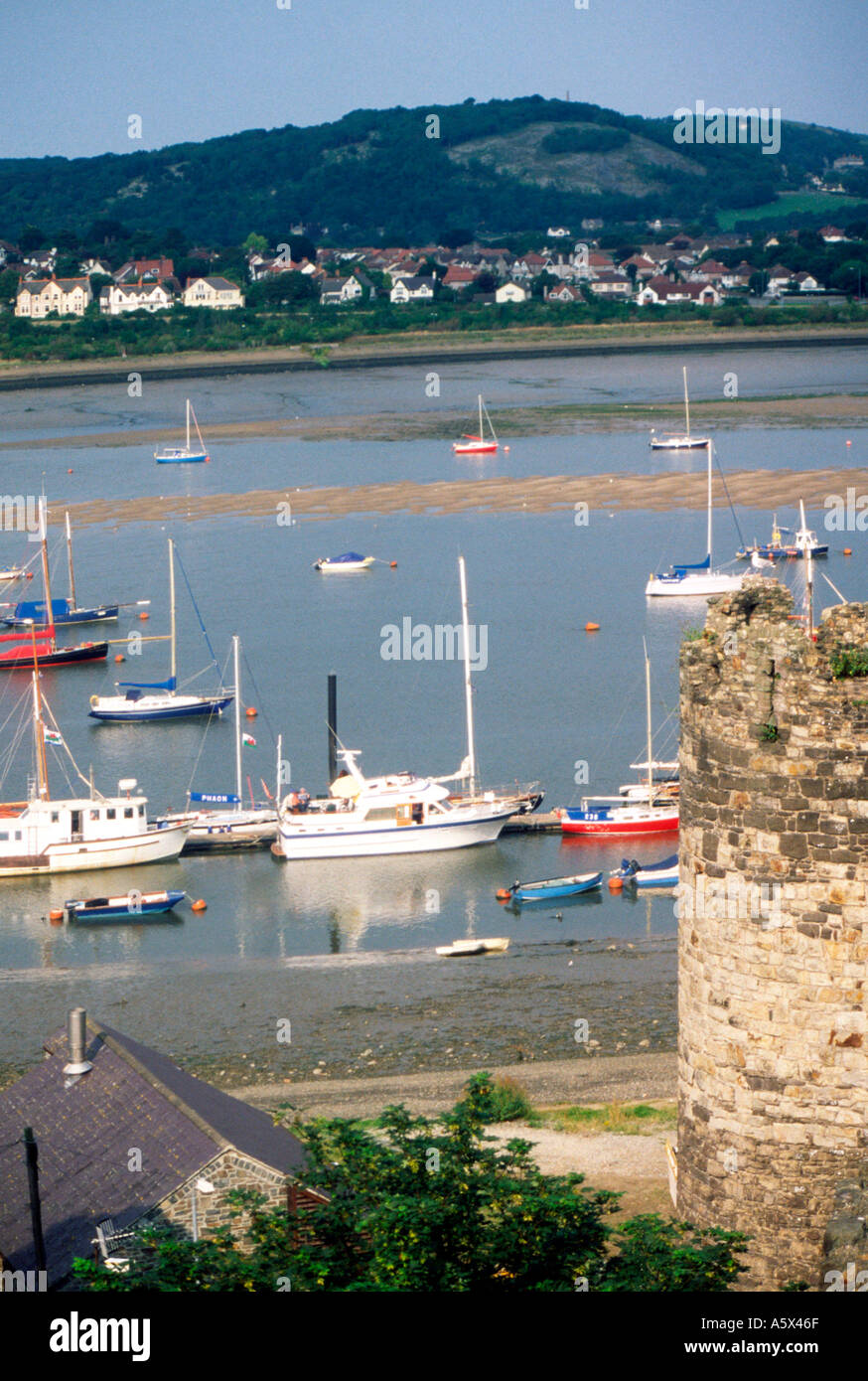 L'estuaire de la rivière Conwy dans le Nord du Pays de Galles vue des murs de la ville Denbighshire Gwynedd Banque D'Images