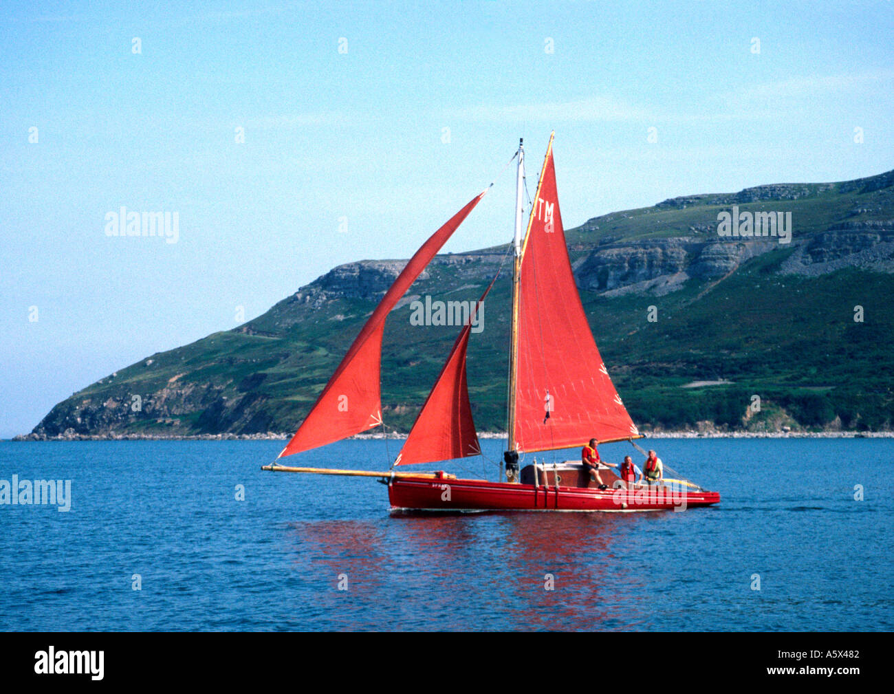 'Morecambe Bay Prawner" Spray voile sur le grand orme dans le Nord du Pays de Galles Denbighshire Gwynedd Banque D'Images