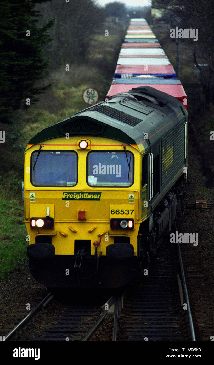 Freightliner freight train arrivant au port de Felixstowe dans le Suffolk, le premier port de conteneurs. Banque D'Images