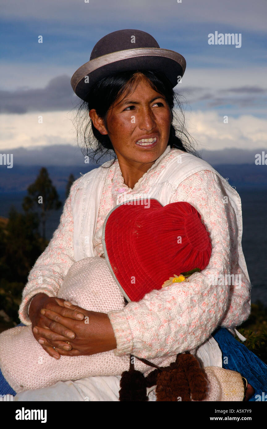 L'Aymara indigènes mère avec son enfant sur l'île du soleil, la Bolivie, l'Amérique du Sud Banque D'Images