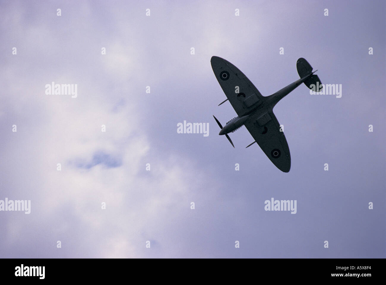 Un Spitfire MK IX en parfaite silhouette sur l'Aérodrome de Duxford Cambridgeshire Angleterre Banque D'Images