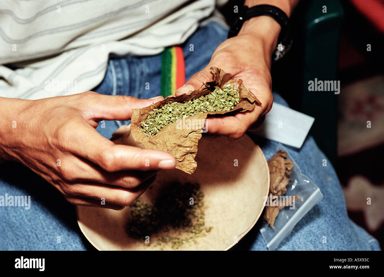 Le roulement d'un spliff à l'aide d'une feuille de tabac en Jamaïque Banque D'Images Le roulement d'un spliff à l'aide d'une feuille de tabac en Jamaïque Banque D'Images