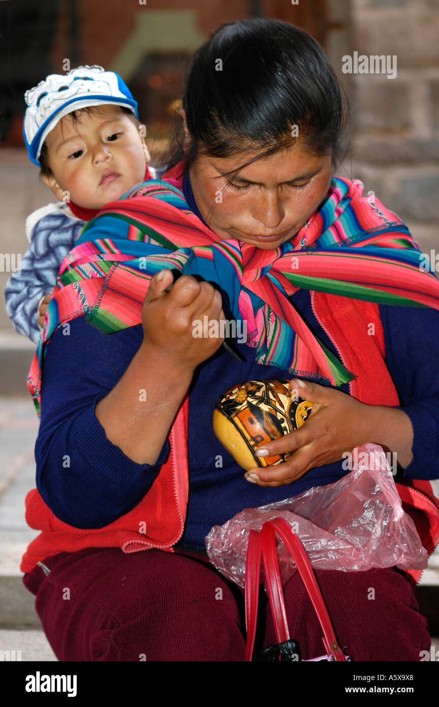 Vendeur de rue avec son enfant, Cusco, Pérou, Amérique du Sud Banque D'Images