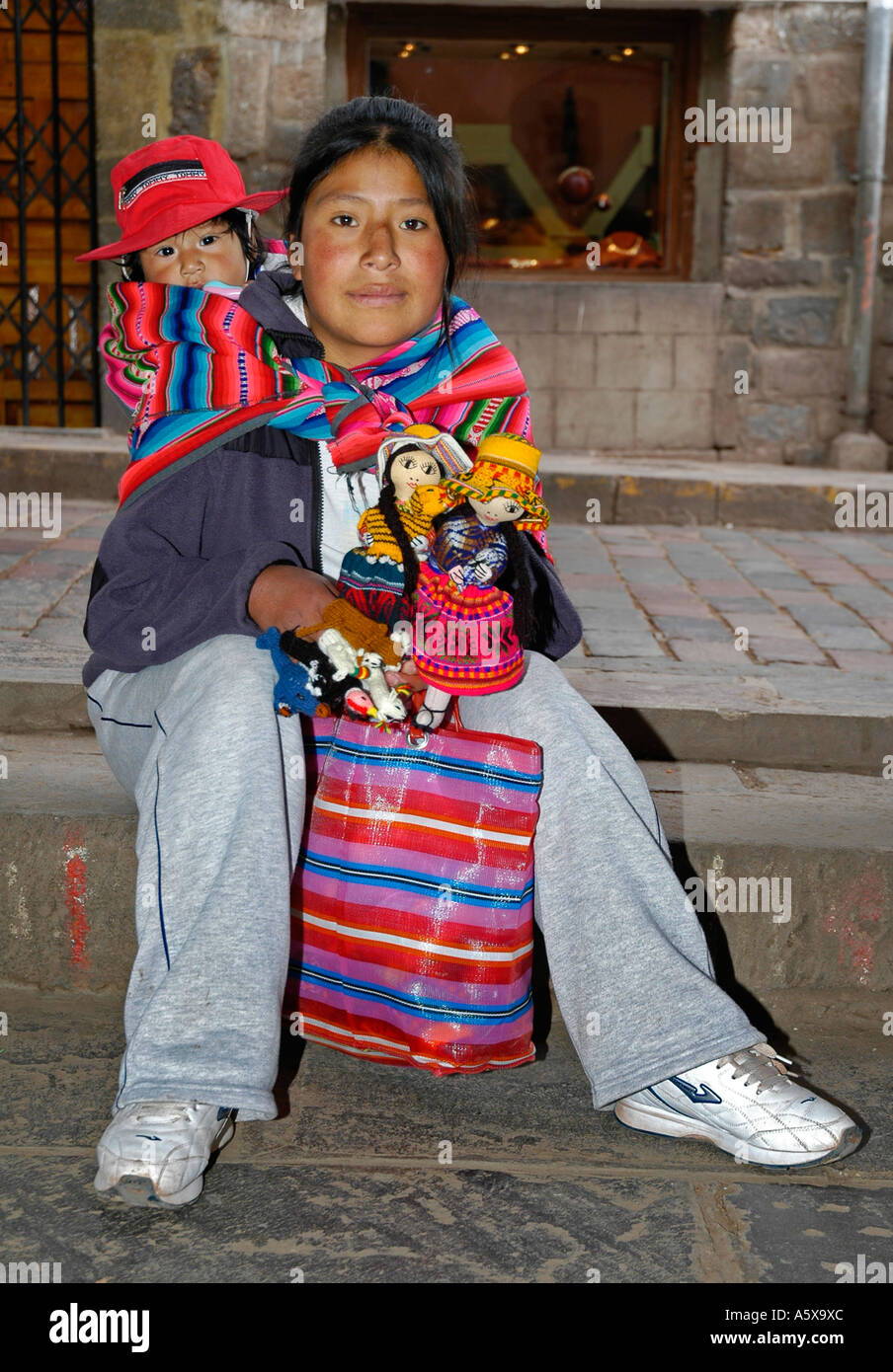 Vendeur de rue avec son enfant, Cusco, Pérou, Amérique du Sud Banque D'Images