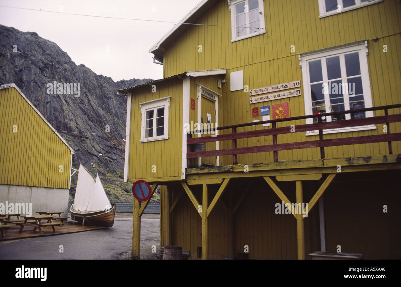 Bureau de poste et magasin général à îles Lofoten Banque D'Images