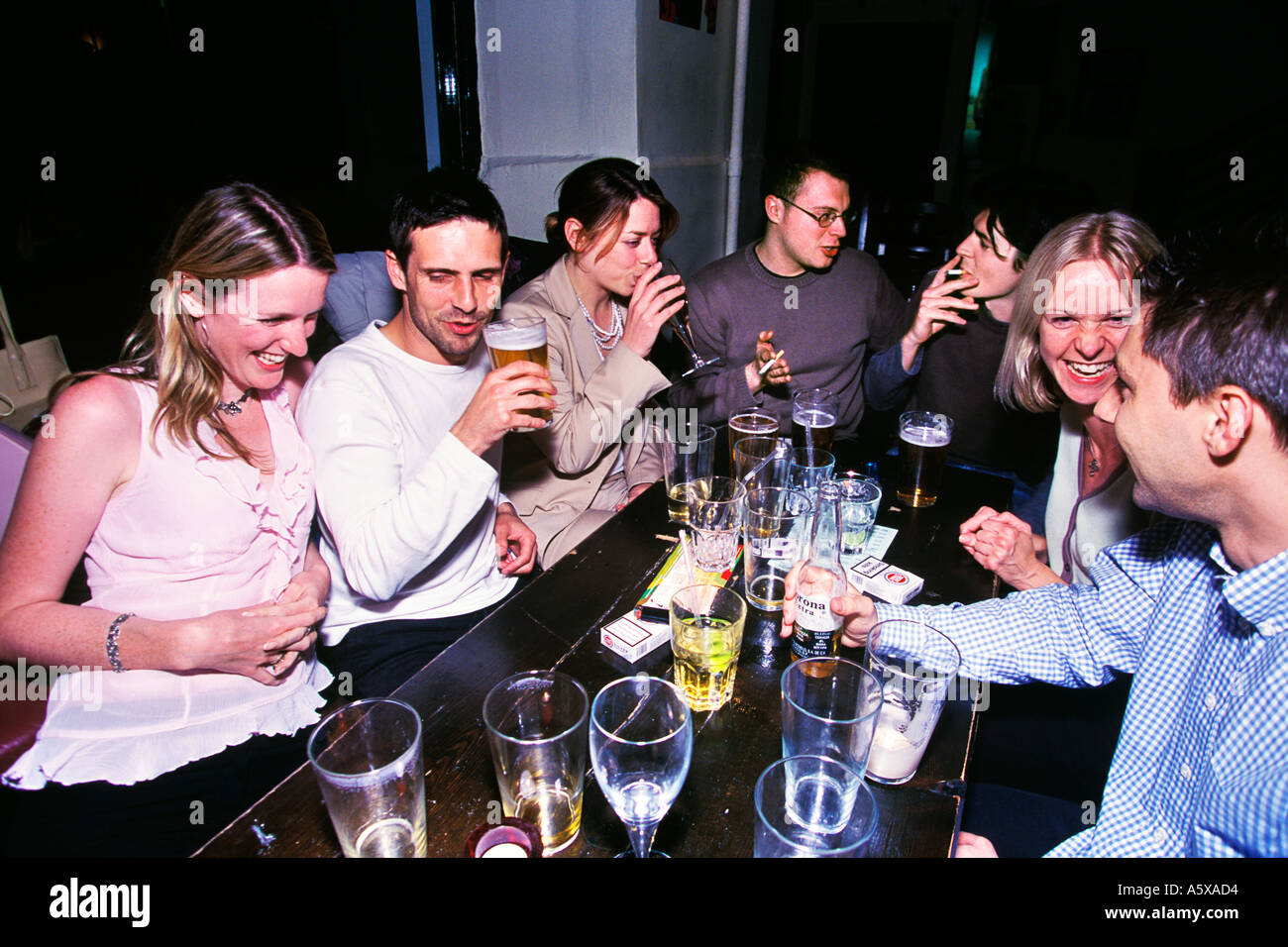 Groupe des amis de l'alcool à Clerkenwell Londres pub Chartreuse Banque D'Images