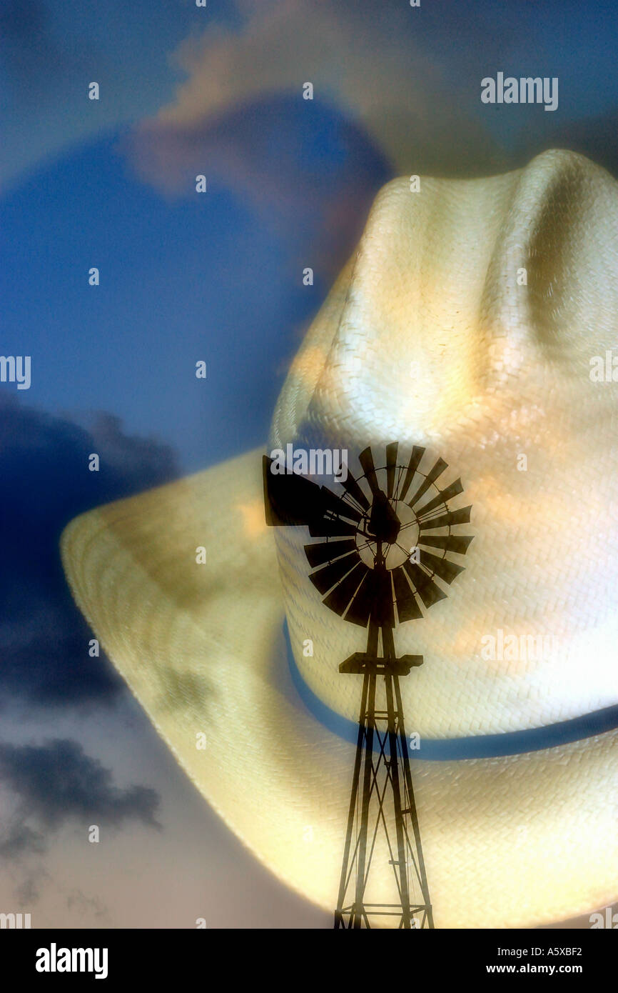 Thème de l'ouest Photo Concept Moulin et chapeau de cowboy et Ciel ouvert Banque D'Images