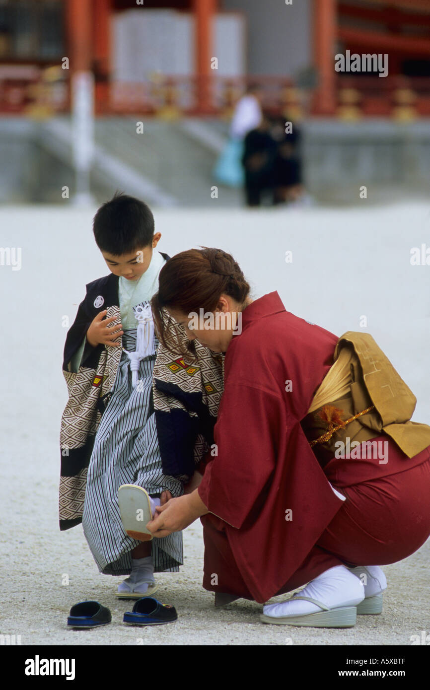Sanctuaire shinto Heian Kyoto Japon 7 5 3 children s festival mère et fils Banque D'Images