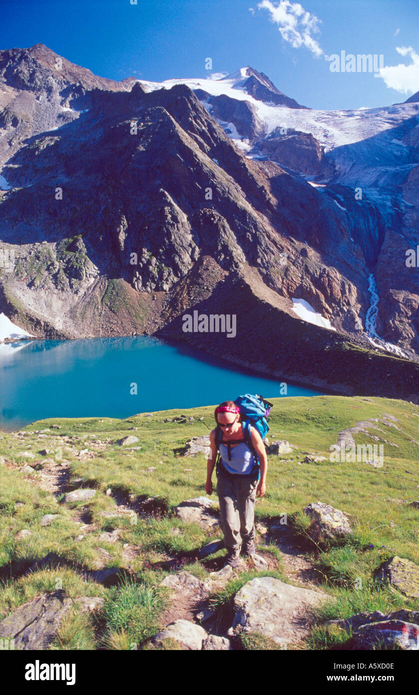 Walker au-dessus de l'Grunausee et Wilder Freiger Hohenweg, Stubai, Alpes de Stubai, Tirol, Autriche Banque D'Images