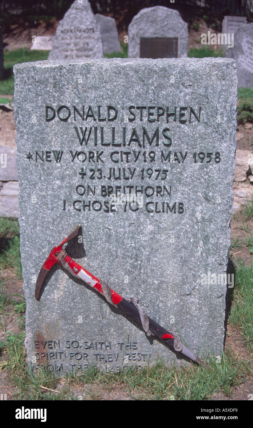 Pierre tombale dans le cimetière des alpinistes à Zermatt, Alpes Suisses, Suisse Banque D'Images