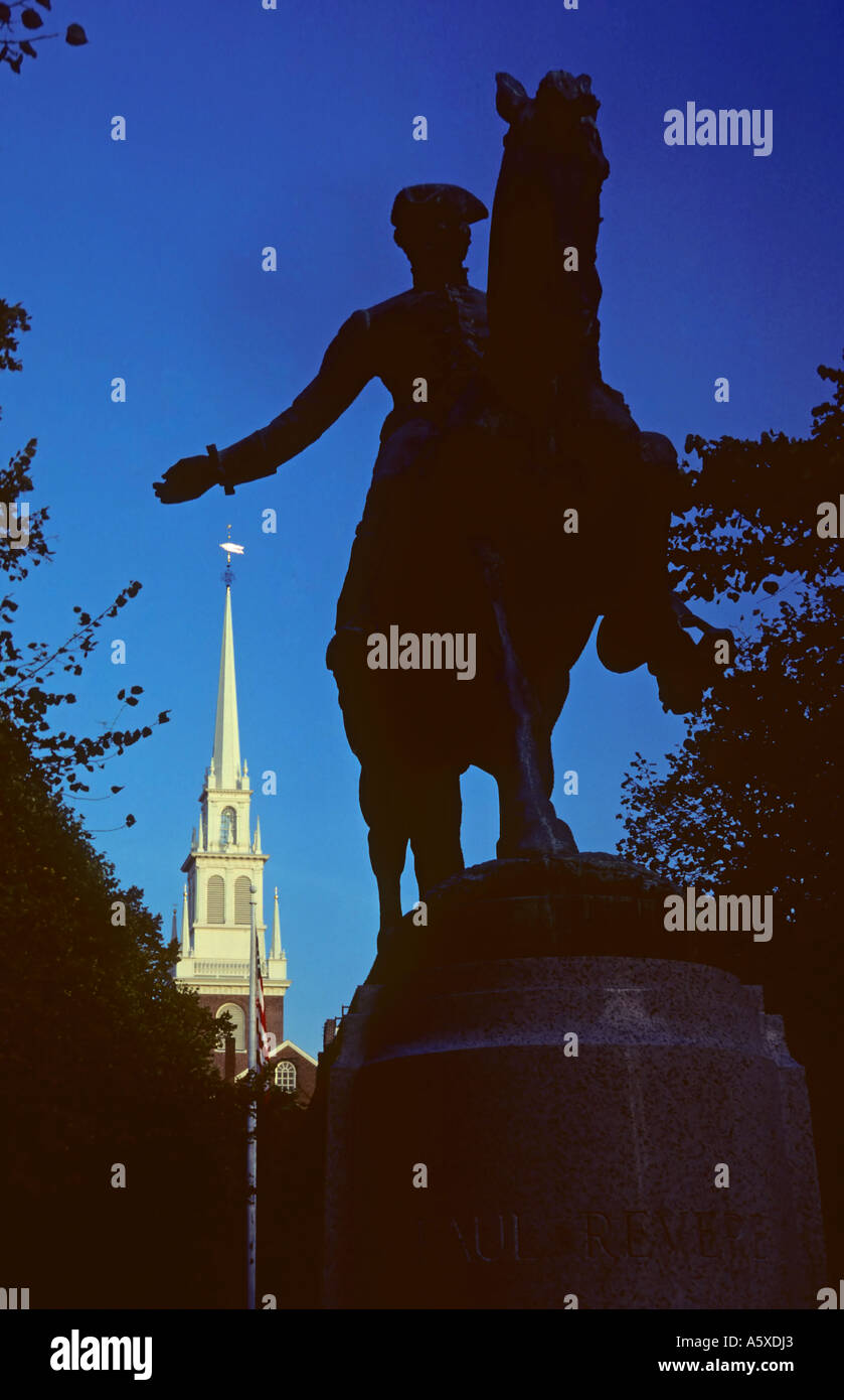 Silhouette de la statue de Paul Revere Old North Church Boston Massachusetts Banque D'Images