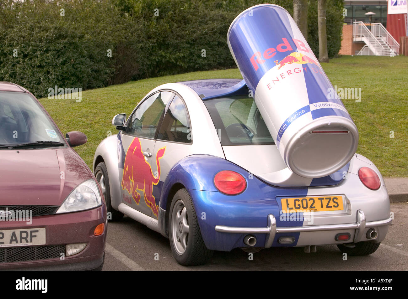 Une publicité de voiture Red Bull energy drink Banque D'Images