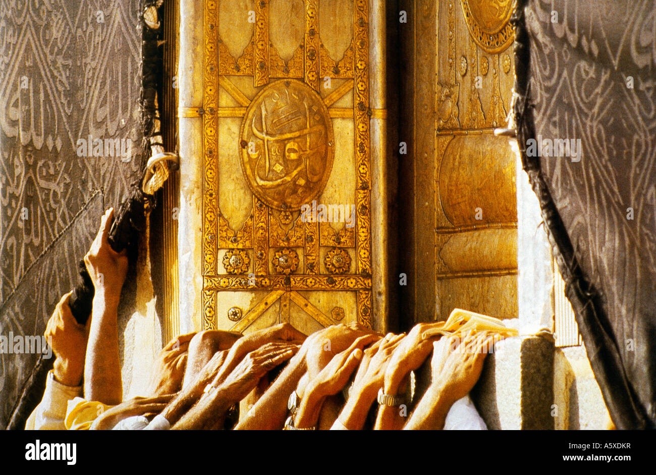 Makkah Arabie Saoudite Hajj Holy Kaaba pèlerins touchant Kaaba et Kiswa Banque D'Images