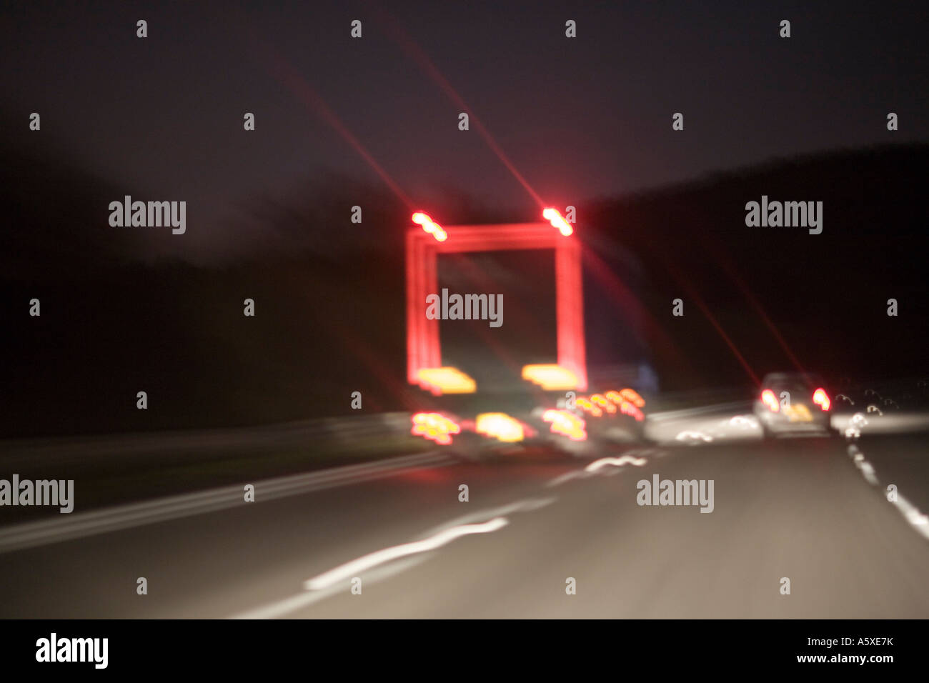 Camion sur autoroute Banque D'Images