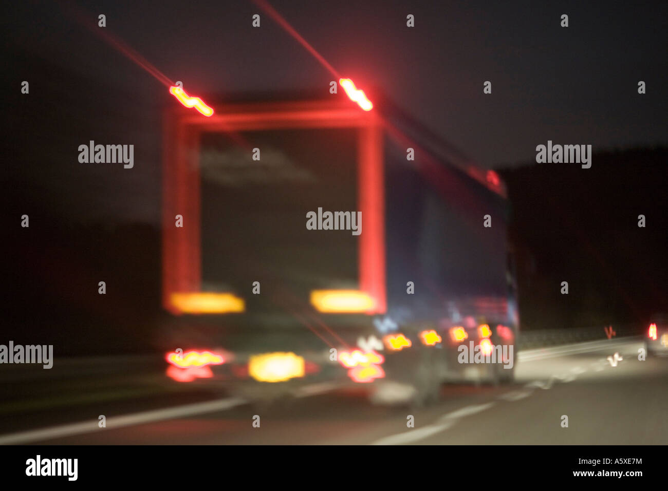 Camion sur autoroute Banque D'Images