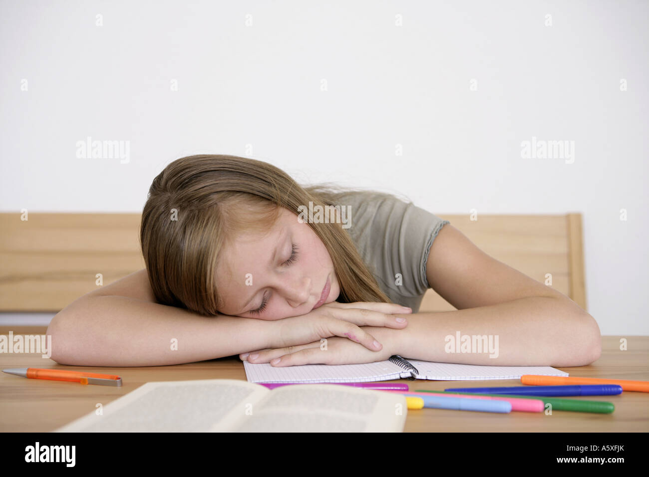 Girl sleeping on desk Banque D'Images