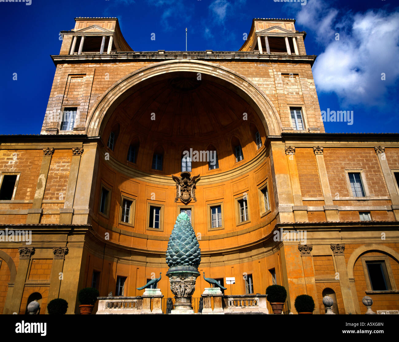 Rome Italie Musée du Vatican - Pine Cone Cortile Della Pigna Ancienne fontaine romaine statue en bronze du 1er siècle Banque D'Images