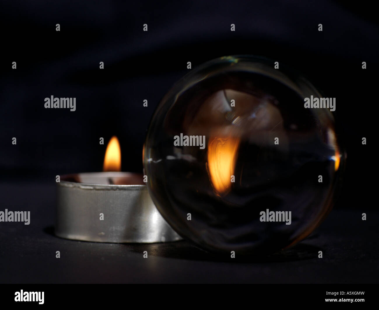 Boule de cristal avec des bougies Banque D'Images