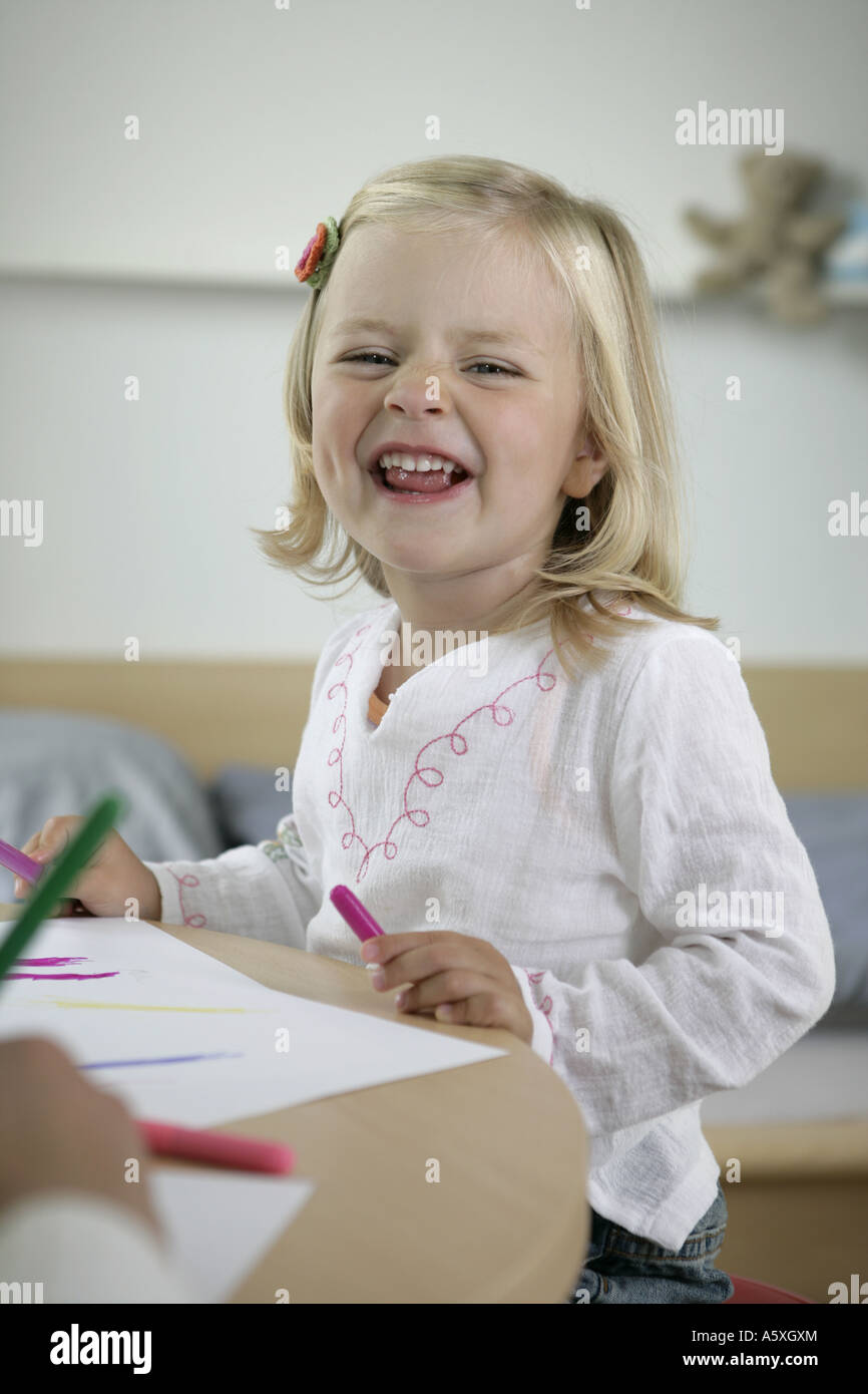 Little girl holding pen couleur smiling close up Banque D'Images
