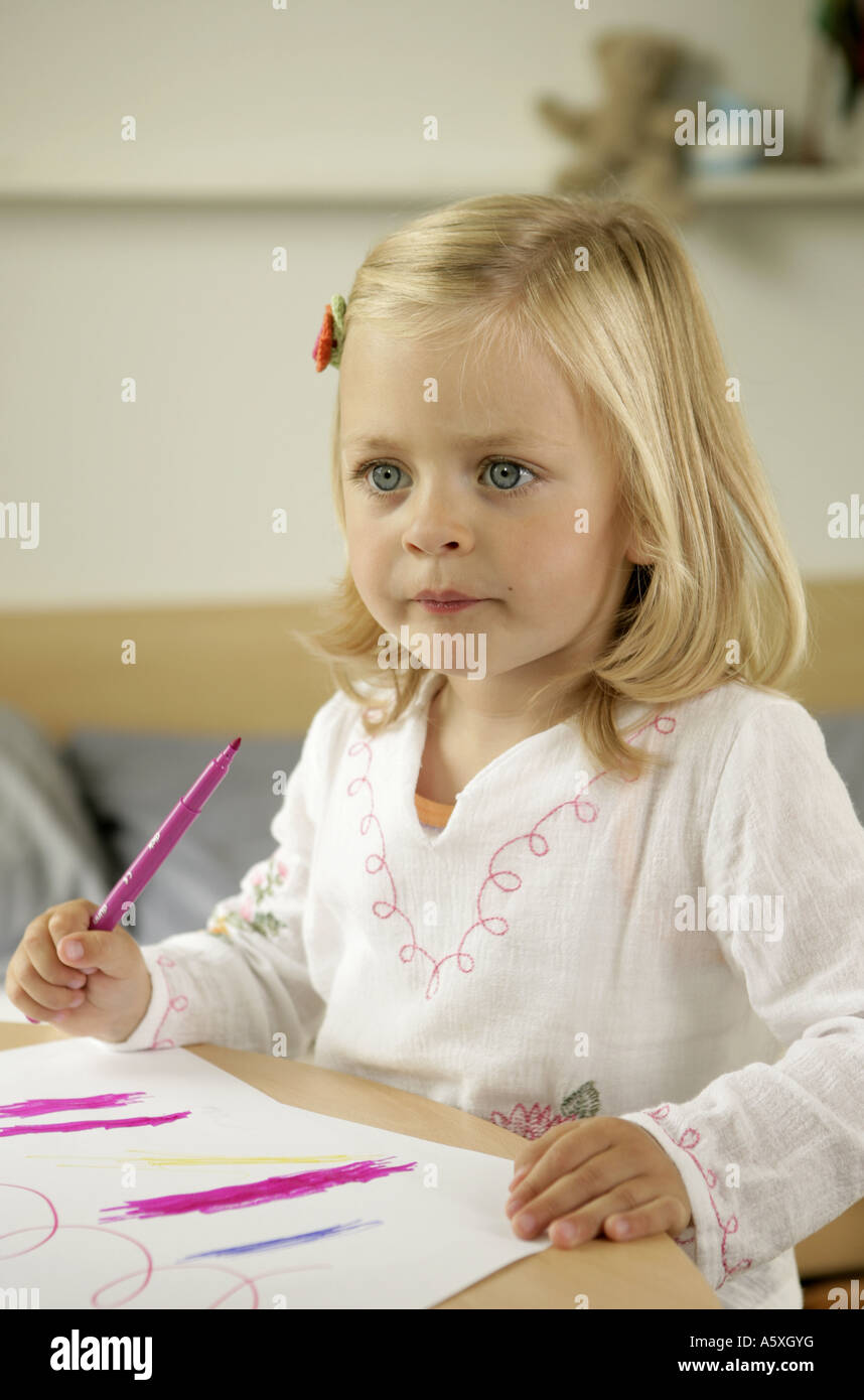 Little girl holding pen couleur close up Banque D'Images