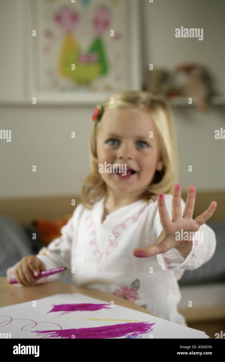 Little girl holding pen couleur smiling close up Banque D'Images