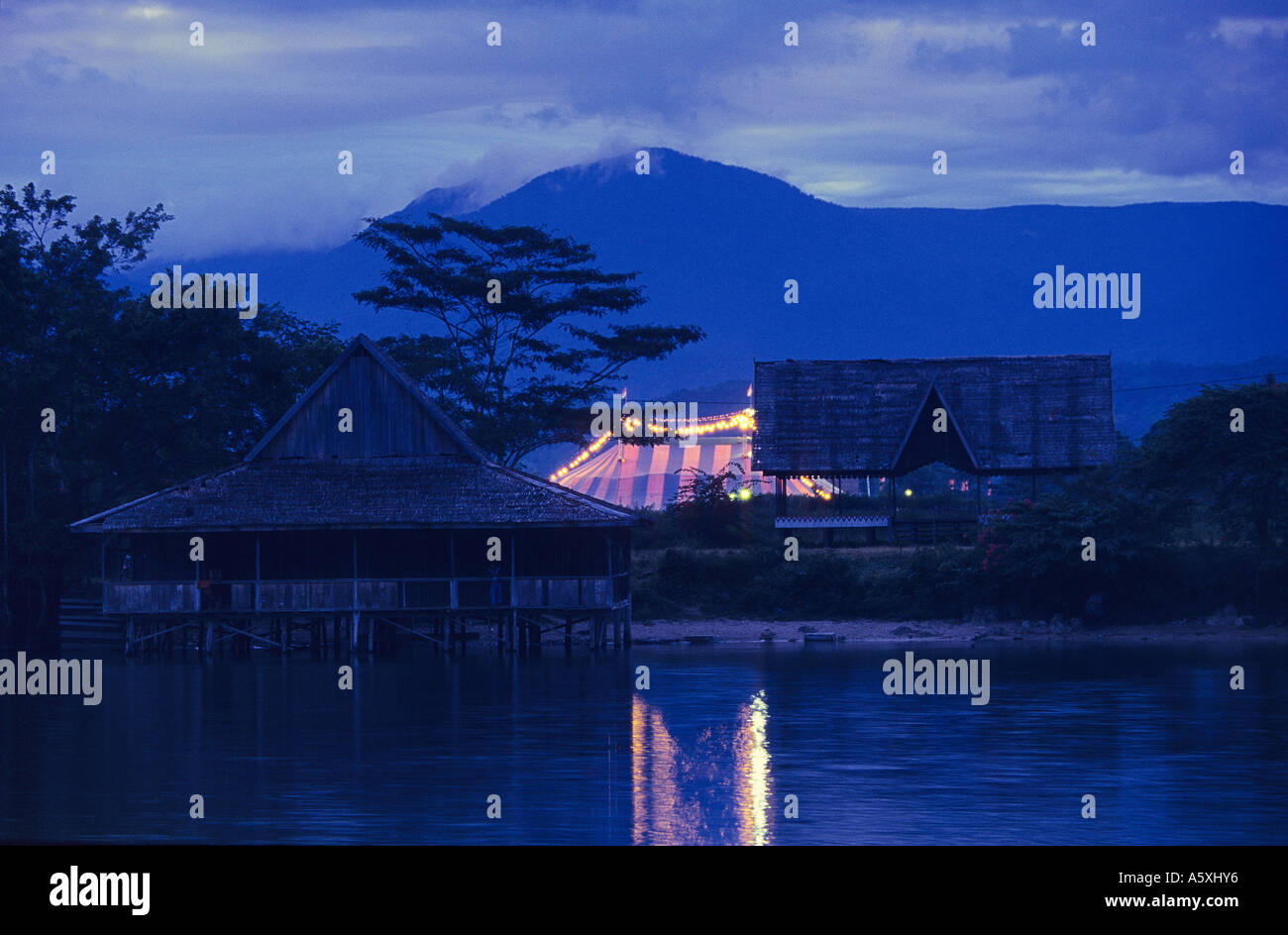 Chapiteau de cirque en face de l'Danau Poso Lac à Tentena. Chapiteau de cirque devant le lac Danau Poso à Tentena. (Sulawesi). Banque D'Images