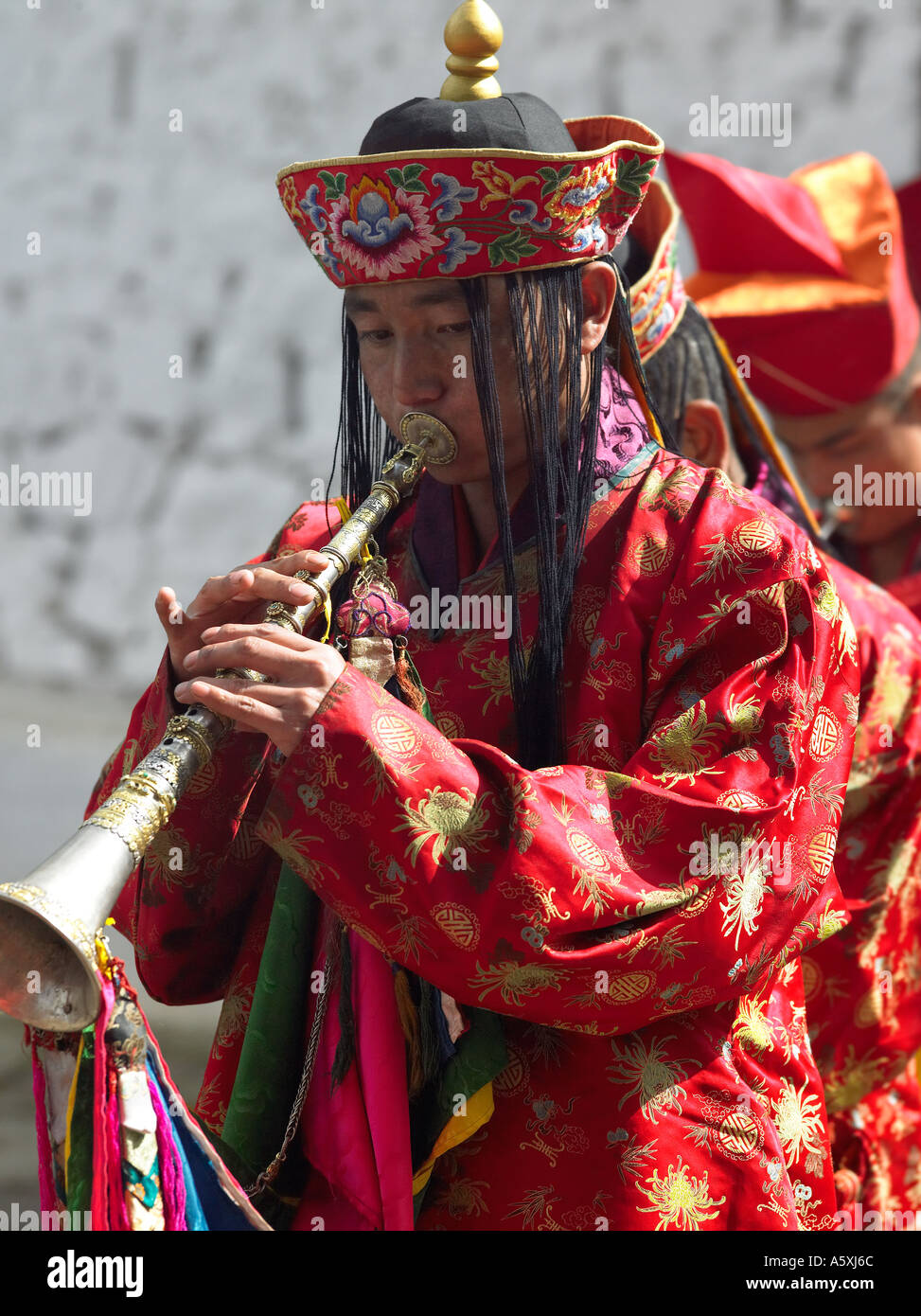 À jouer de la musique à Paro Tsechu au Bhoutan la terre du dragon tonnerre Banque D'Images