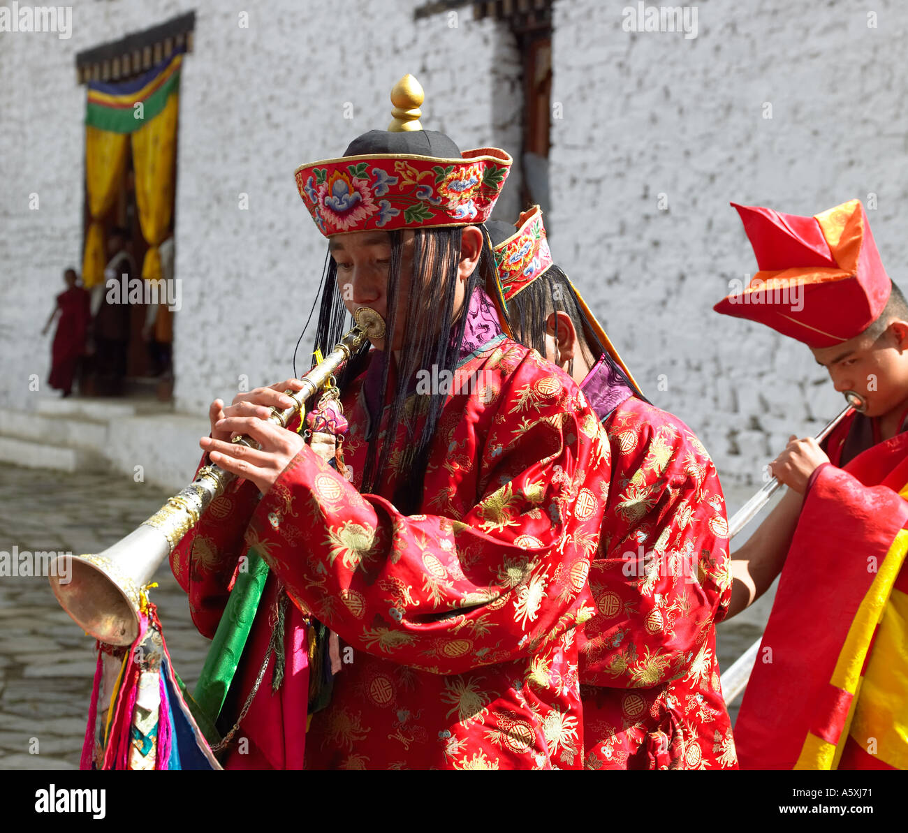 À jouer de la musique à Paro Tsechu au Bhoutan la terre du dragon tonnerre Banque D'Images