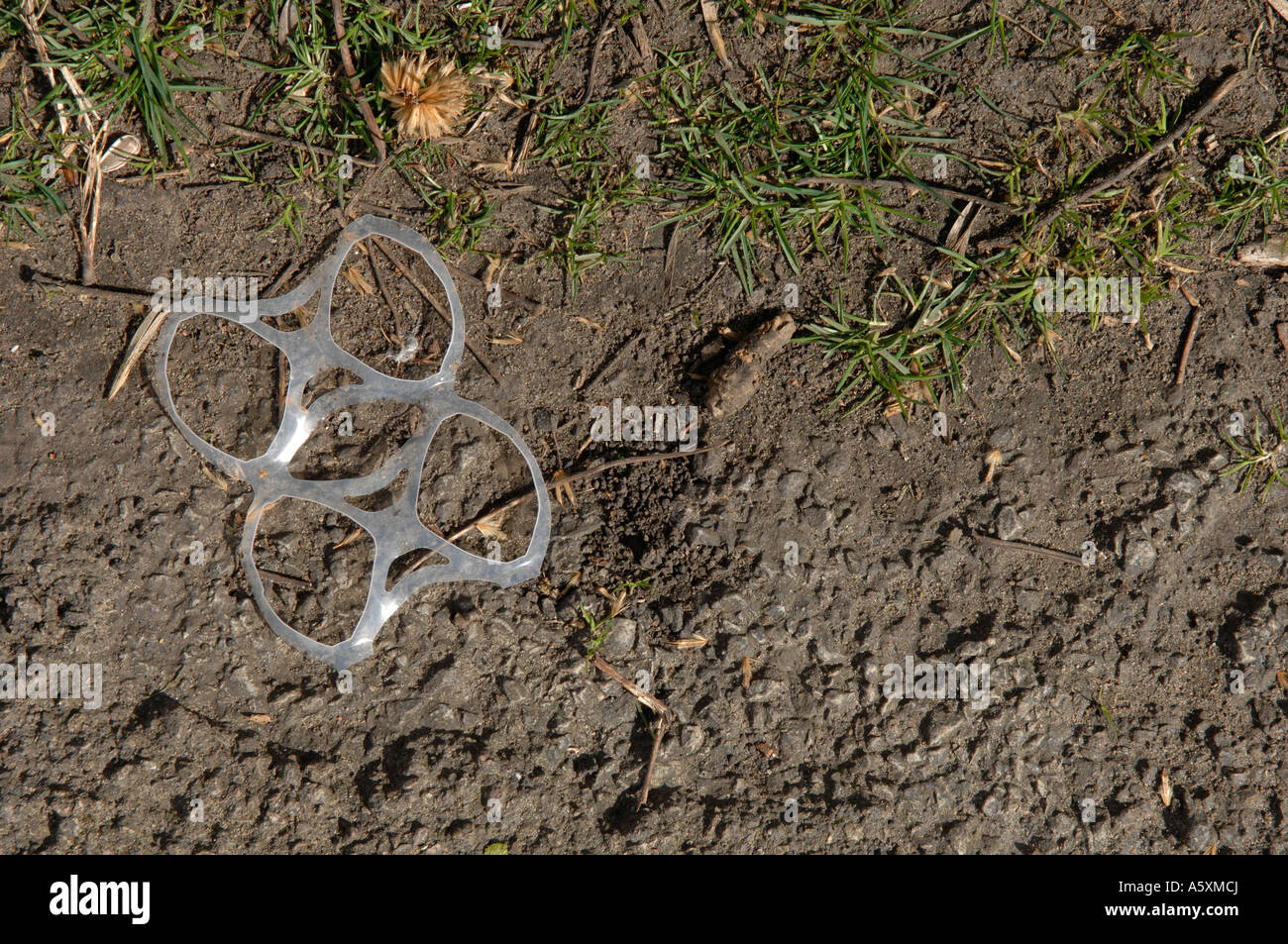 4 support en plastique peut intégré dans la terre Banque D'Images