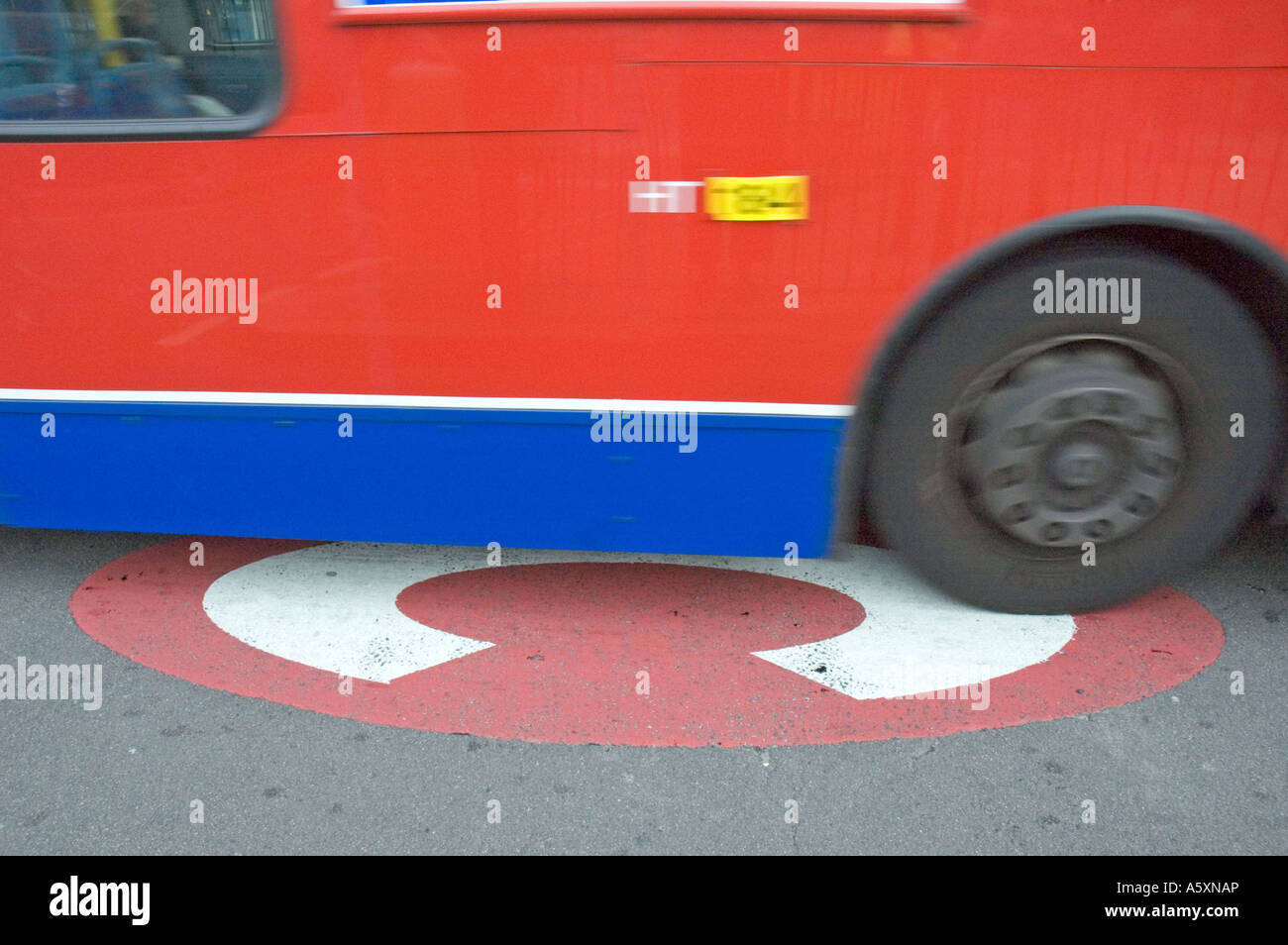 Congestion charge symbole signe avec le bus Old Street London England UK rond-point Banque D'Images