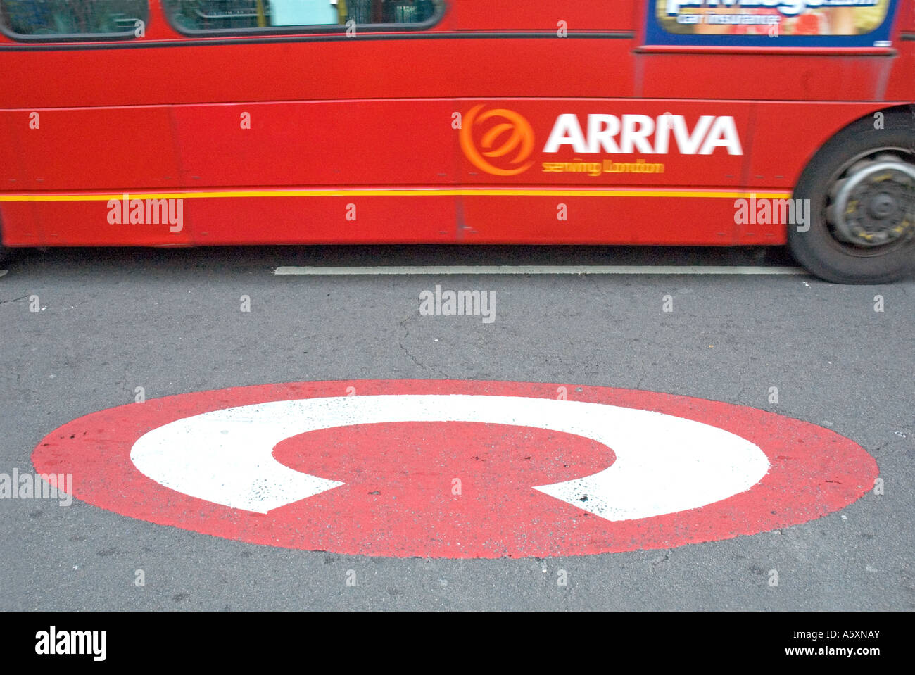 Congestion charge signer avec le bus Old Street London England UK rond-point Banque D'Images