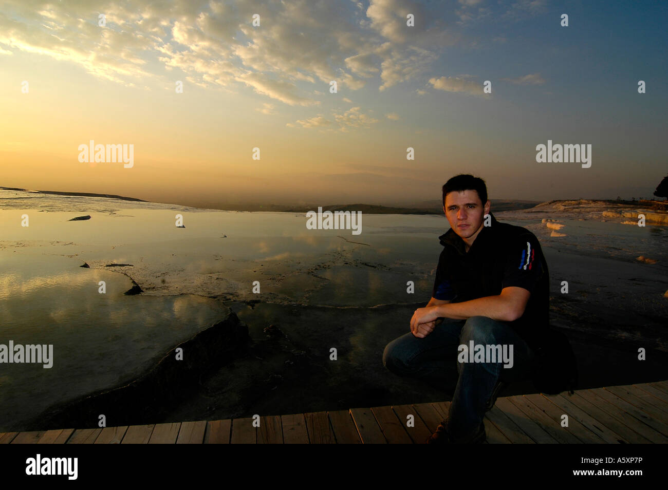 Un touriste posant devant la célèbre travertins de Pamukkale sur le plateau, Turquie Banque D'Images