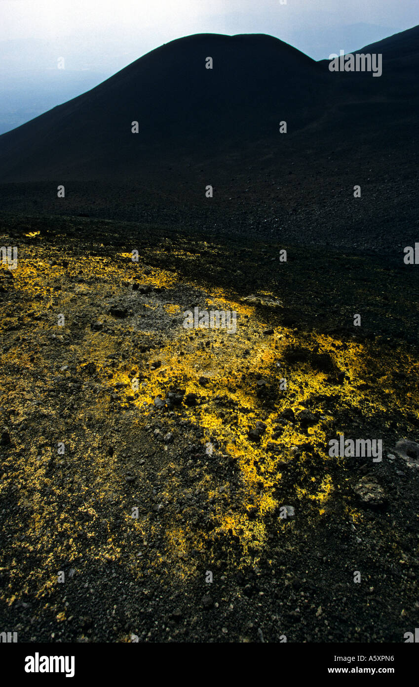 Dépôt de soufre sur l'un des cratères de l'Etna (Italie). Dépôts de soufre sur l'un des quatre cratères sommitaux de l'Etna (Italie) Banque D'Images