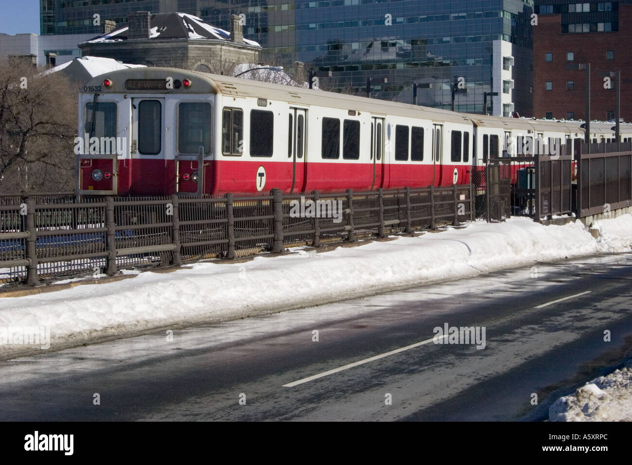 Boston MBTA métro ligne rouge train dans la mairie à l'entrée de la station de l'HGM Charles Banque D'Images