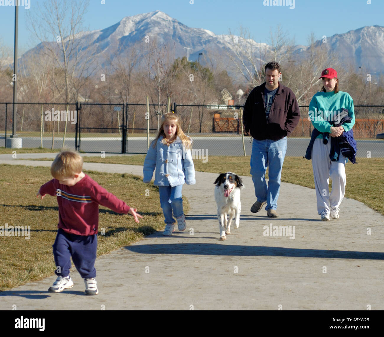 Balades Familiales leur chien en journée d'hiver de l'Utah USA Banque D'Images