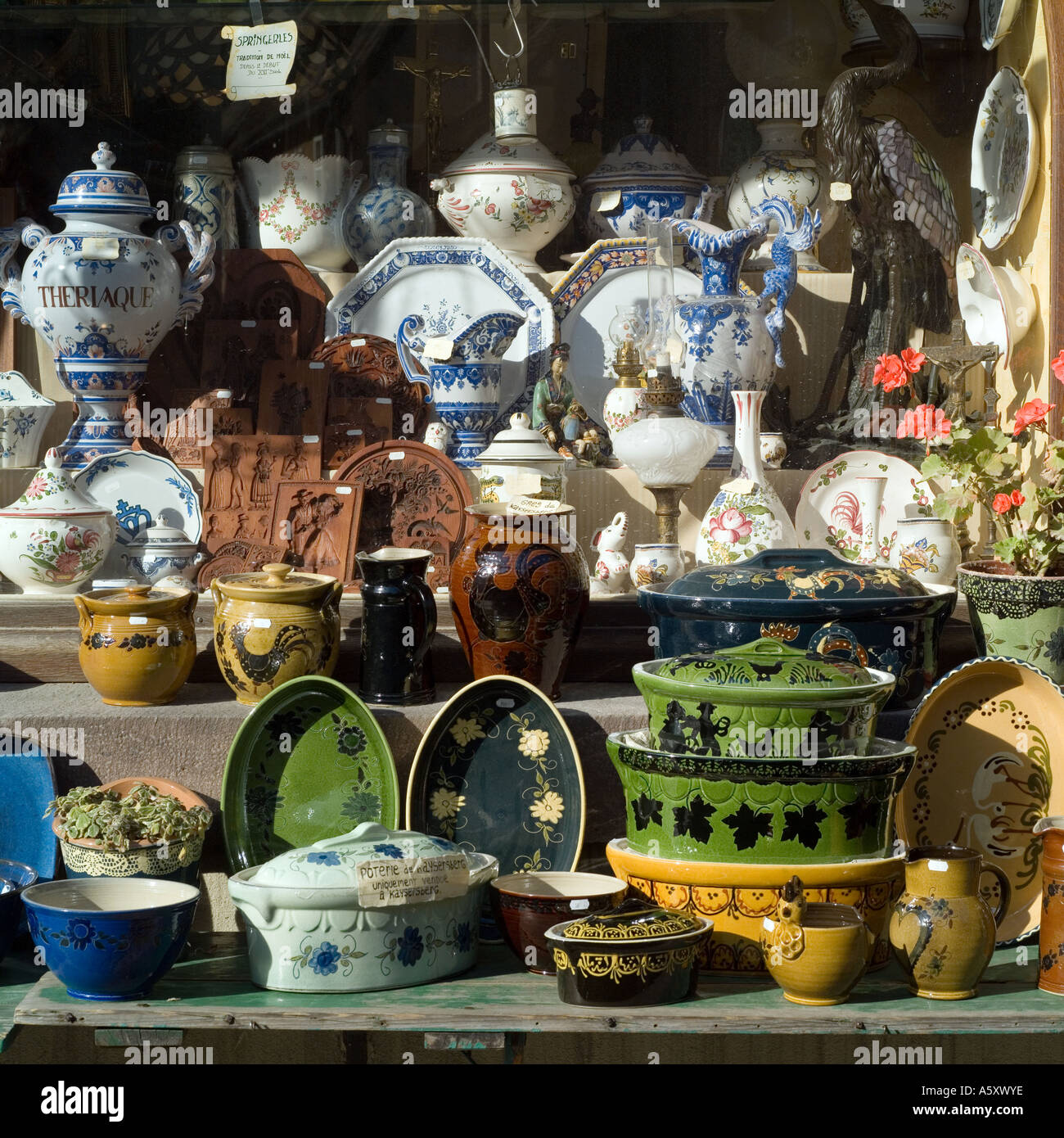 Exposition en plein air du magasin d'antiquités avec des pièces de poterie anciennes et de la vaisselle, Alsace, France, Europe Banque D'Images