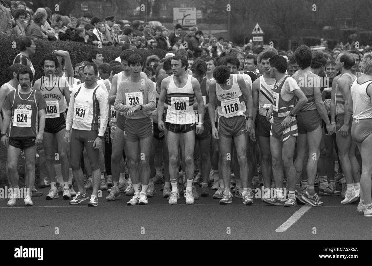 Ossature en attente de démarrage de Rutland Water Mini Marathon course sur route, Rutland, UK 1989 Banque D'Images