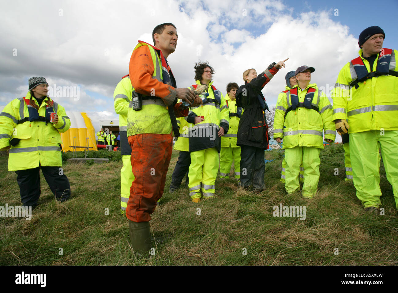 Les travailleurs d'urgence METTRE EN PLACE UN BOOM au cours d'une simulation d'exercice de déversement de pétrole, Essex, Angleterre, Royaume-Uni. Banque D'Images