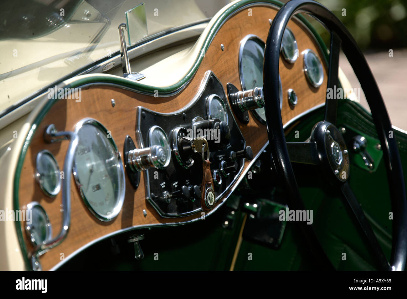 Tableau de bord DE VOITURE VINTAGE MG Banque D'Images
