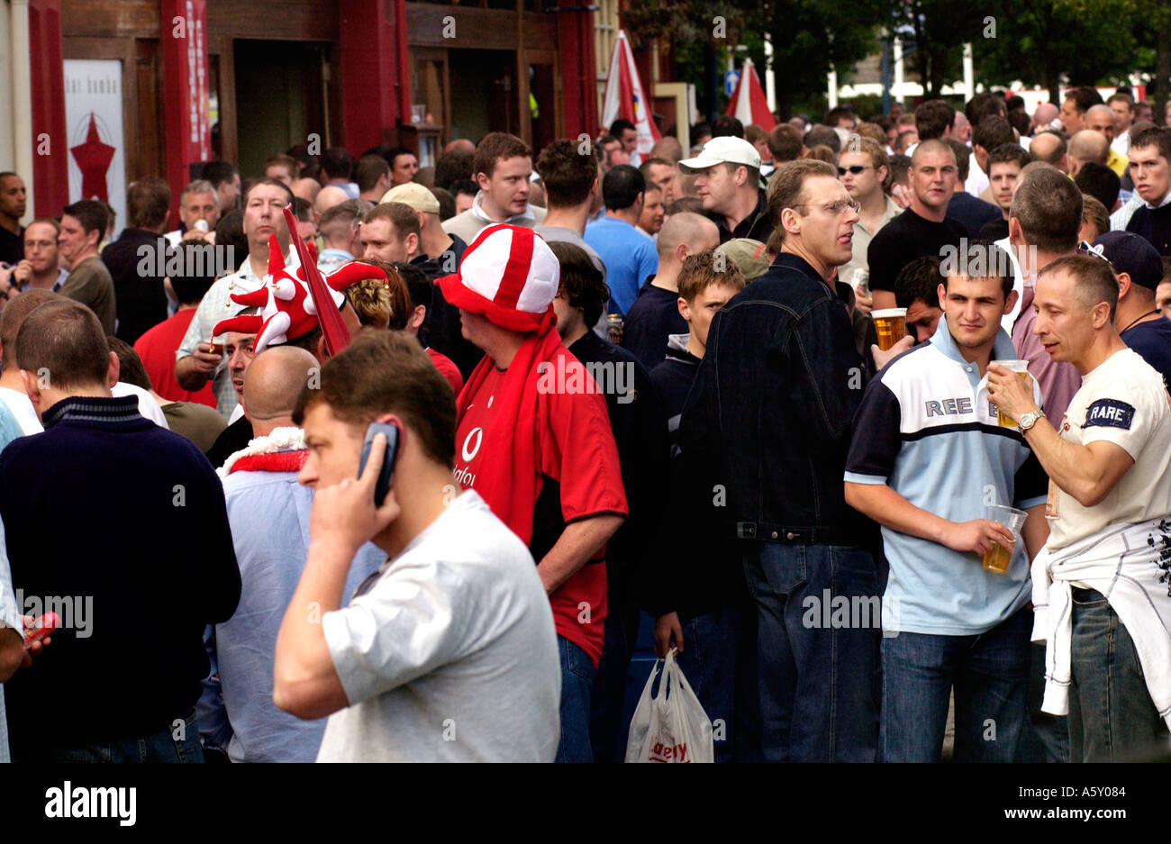 Grande foule de fans de football Manchester United en finale de la FA Cup pour la ville de boire à l'extérieur sur Mill Lane Cardiff South Wales UK Banque D'Images