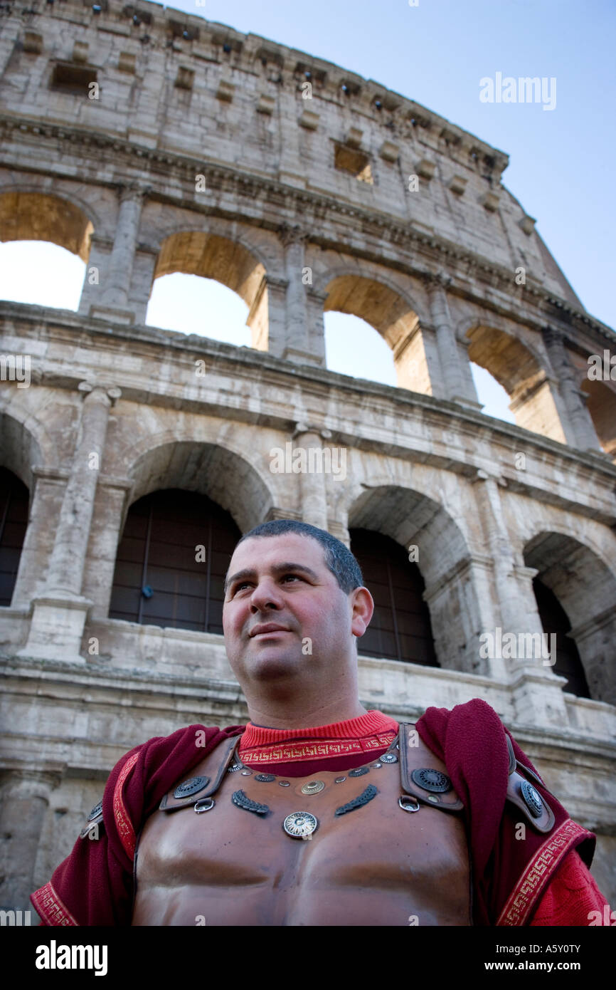 Parution de l'homme modèle photo en costume de gladiateur en dehors du Colisée. Banque D'Images