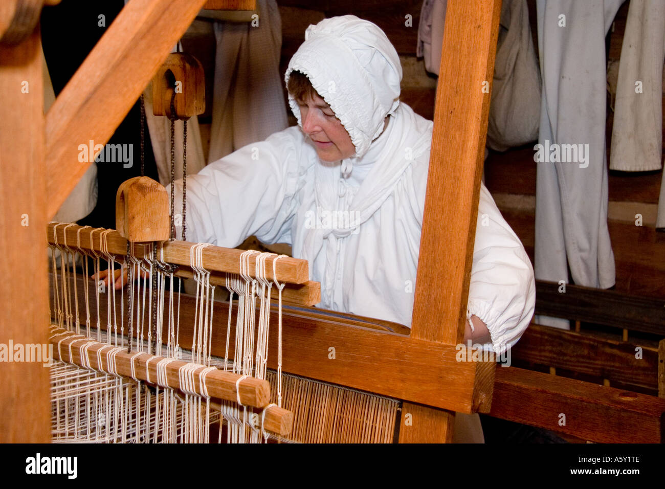 Portrait de femme dans un métier à tisser les vêtements à Pioneer Photo  Stock - Alamy