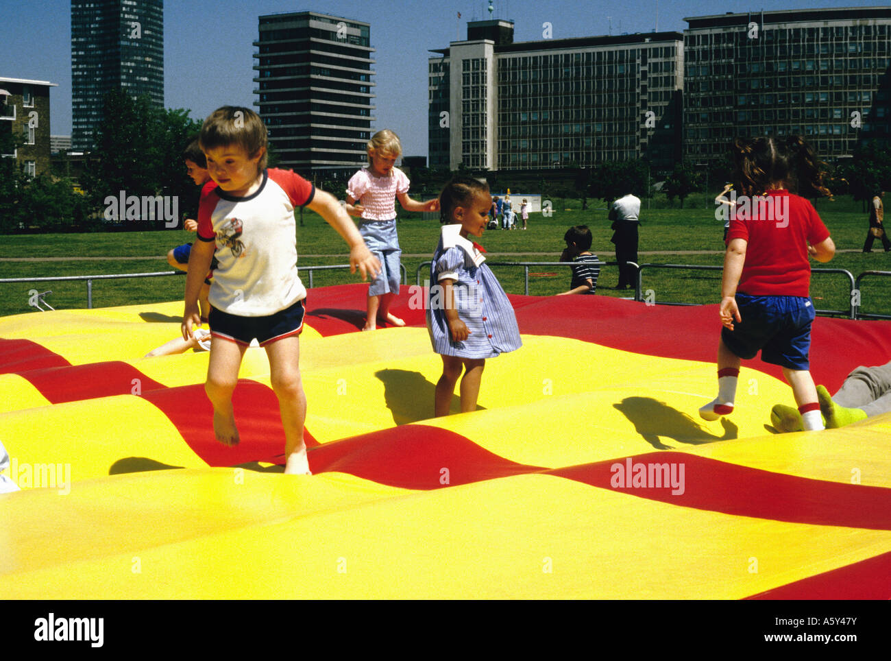 Les enfants jouent à Vauxhall City Farm London England Banque D'Images