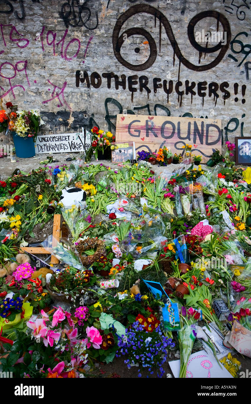 Les fleurs fraîches commémorant la suppression de la communauté des jeunes center de Copenhague Banque D'Images