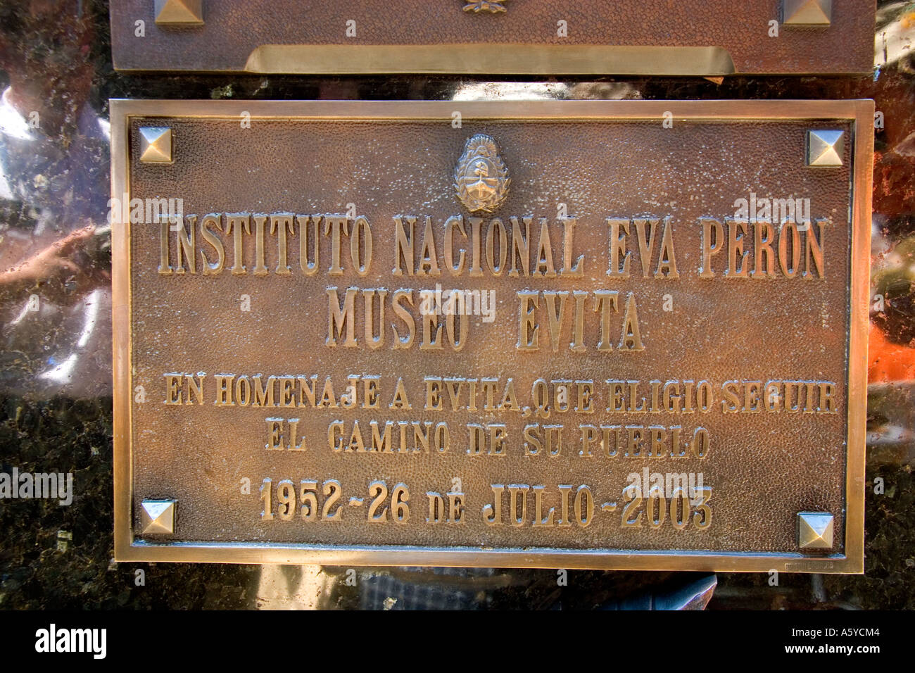 Le mausolée de la famille Duarte avec la tombe d'Eva Peron au cimetière de Recoleta à Buenos Aires, Argentine. Banque D'Images