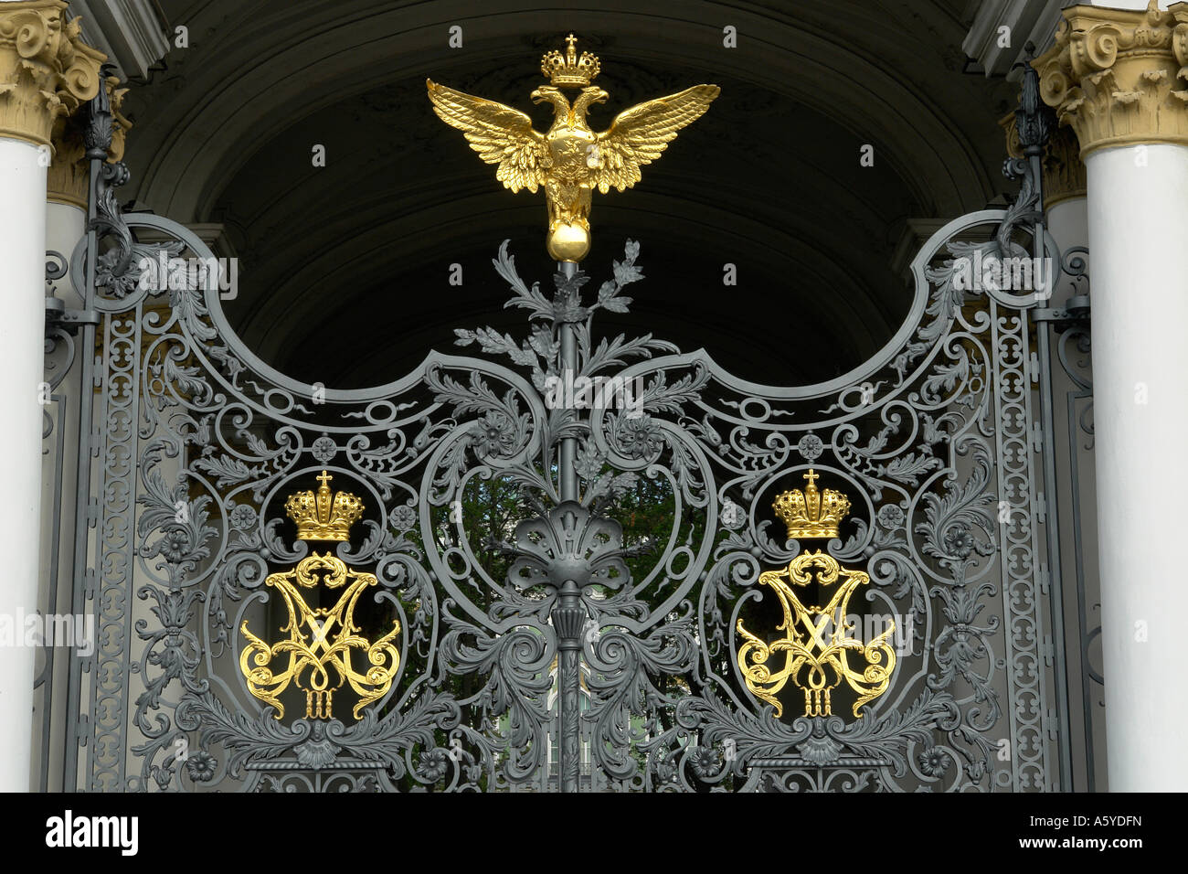 Les juges Painet2017 Fédération de Russie double headed eagle gate hermitage saint palais d'hiver st. petersburg 20060801 2 architecture Banque D'Images